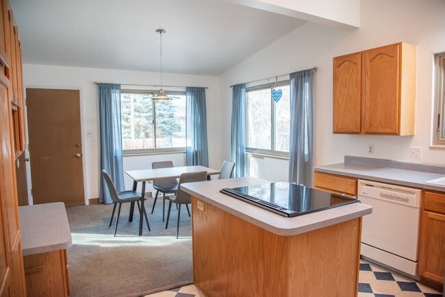 Building Photo - 9 Paramount Pky