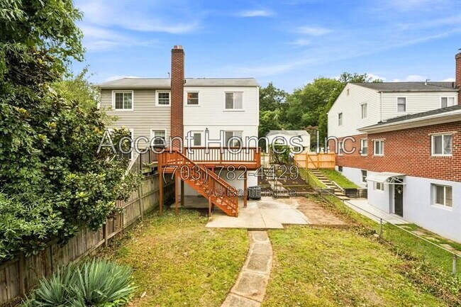 Building Photo - 2310 Riverview Terrace