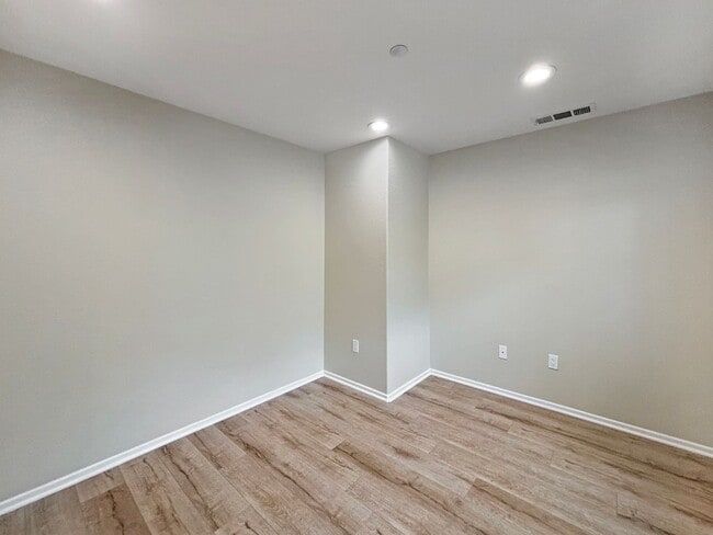 Building Photo - Beautiful 2 Bedroom, 2.5 Bath Condo in Eas...