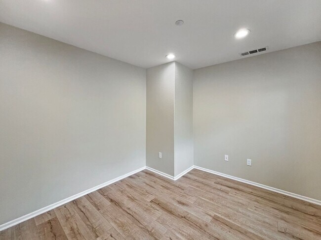 Foto del edificio - Beautiful 2 Bedroom, 2.5 Bath Condo in Eas...