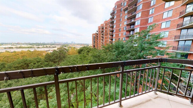Foto del edificio - 735 Harmon Cove Tower