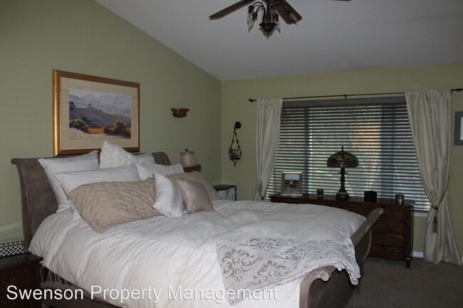 Building Photo - 3 br, 2.5 bath House - 372 Bellflower Court