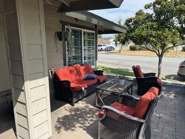 Building Photo - 4 Bedroom 2 Bath Pool Home!