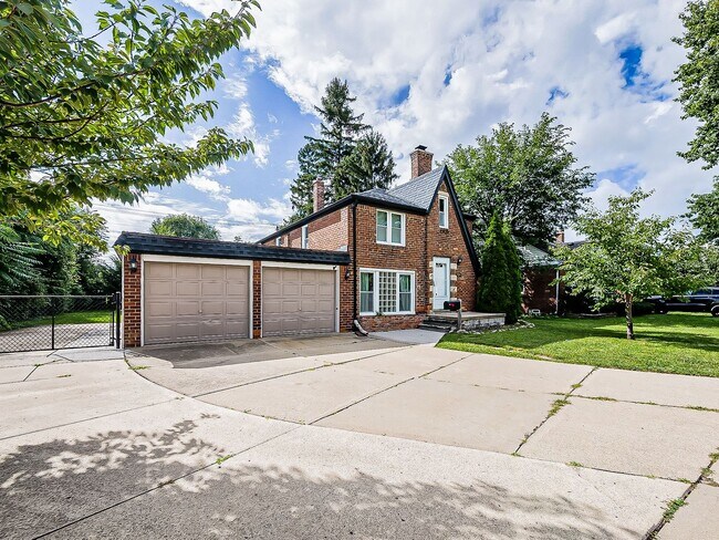 Building Photo - Welcome to this spacious 4 bedroom, 2 bath...