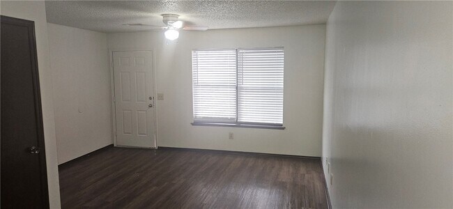 Foto del edificio - 635 Whitham Ave