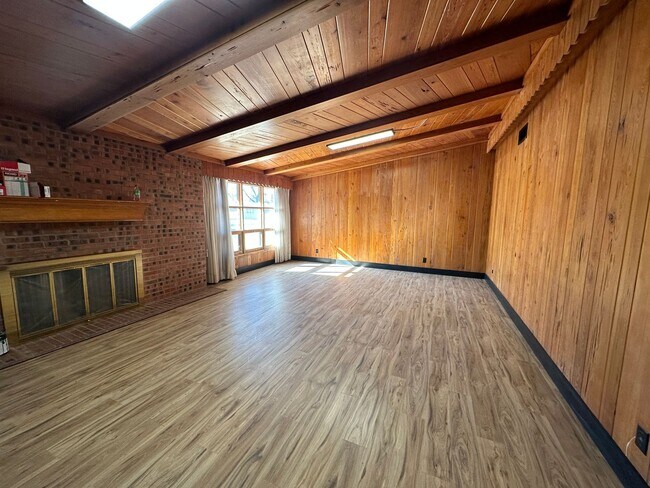 Foto del edificio - Summer 2024 Pre-Lease! Remodeled Spacious ...