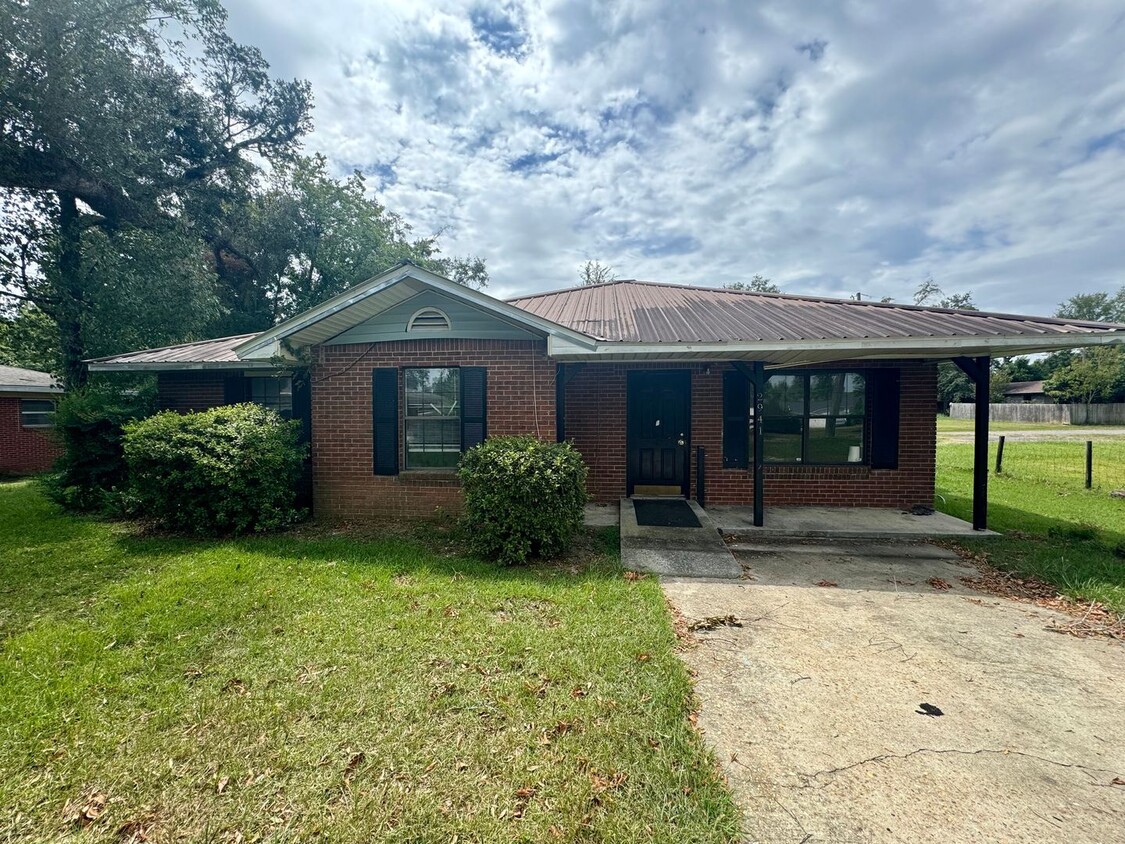 Foto principal - 3 Bedroom Brick Home in Marianna