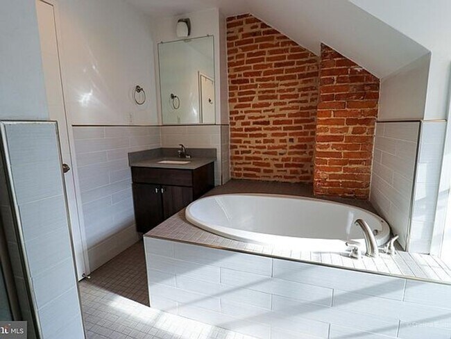 Foto del edificio - Gorgeous Federal Hill 3bd/2ba with Modern Amenities, CAC, W/D and Upper Deck! Available 8/10