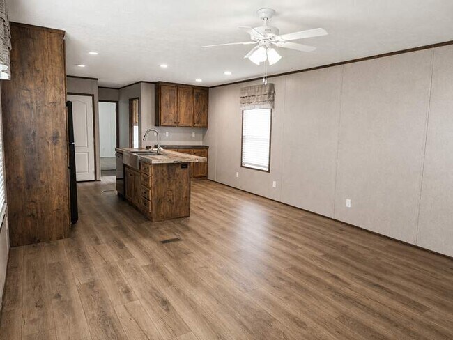 Building Photo - 315 Robin Ann Ave