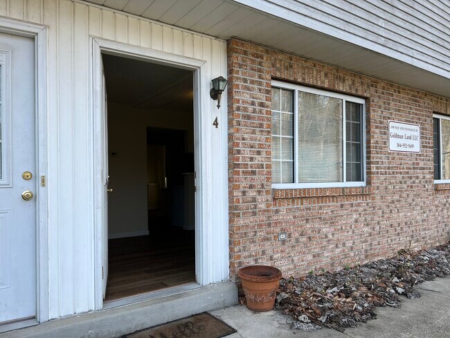 Building Photo - 114 Lucado Rd