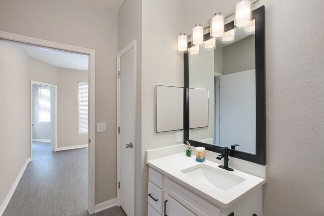 Foto del edificio - Westwood Reserve Apartments
