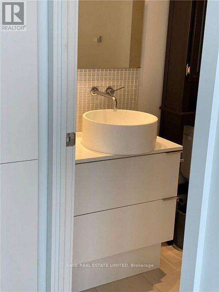 Building Photo - 185 Roehampton Ave