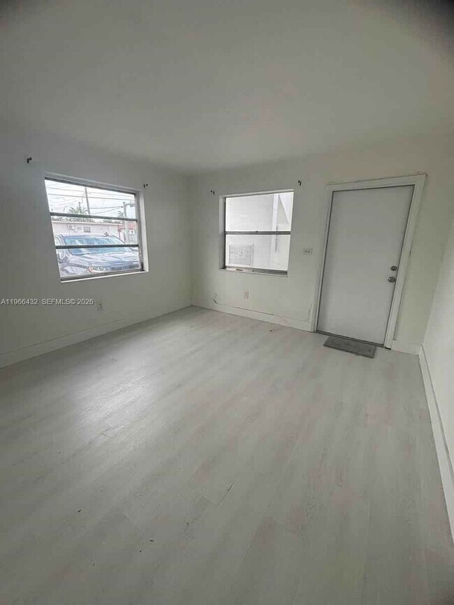 Building Photo - 1400 W 29th St