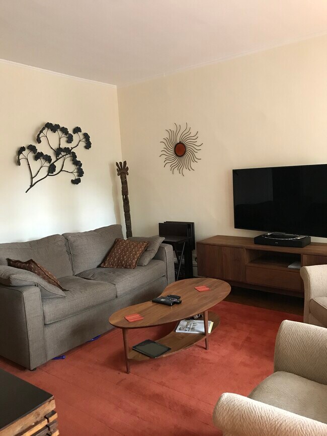 Living room - 1824 W Farragut Ave