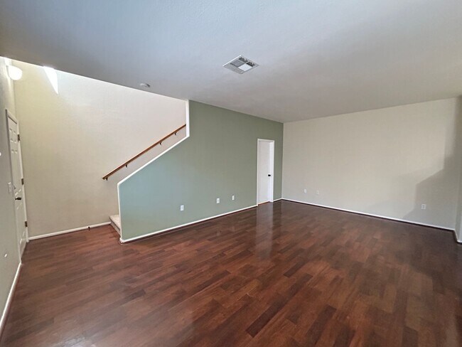 Foto del edificio - Gated Townhome 3-Bedrooms 2.5-Bathrooms!