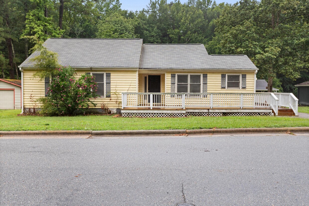 Foto principal - 1301 Roundtree Dr