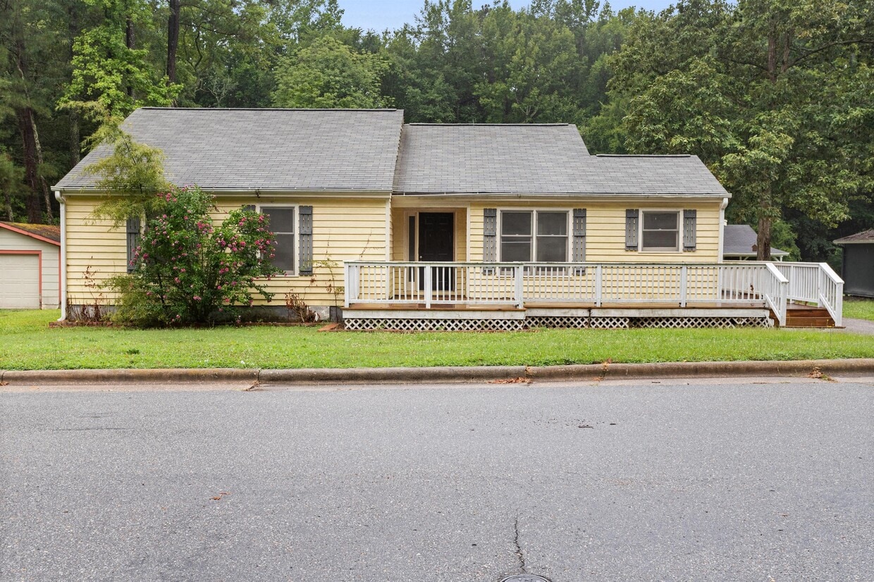 Primary Photo - 1301 Roundtree Dr