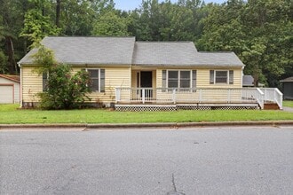 Building Photo - 1301 Roundtree Dr