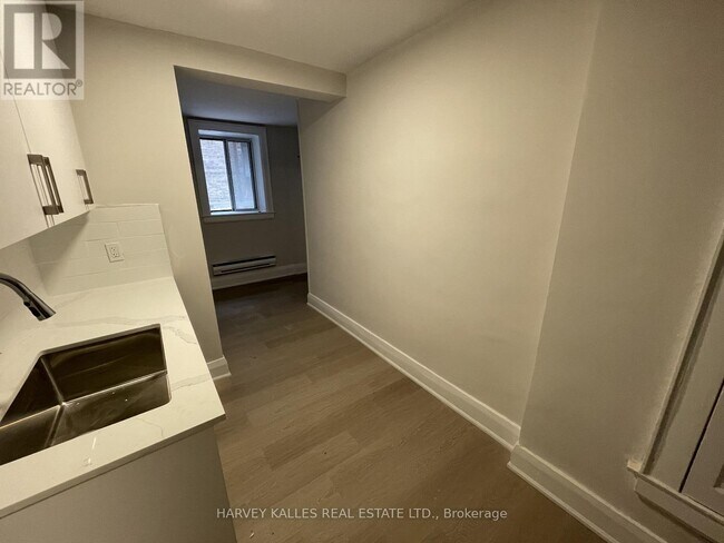 Photo du bâtiment - 320-320 Lonsdale Rd