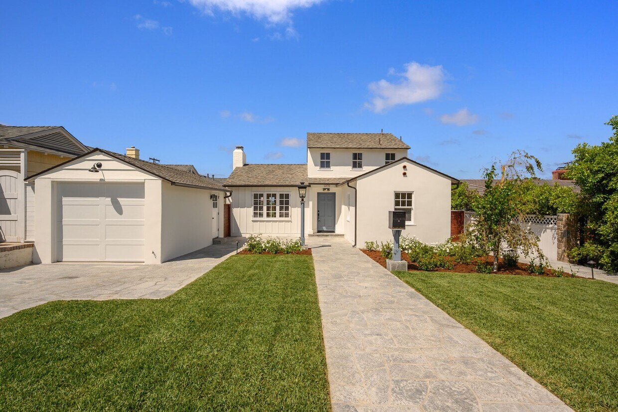 Primary Photo - Charming Coastal Retreat: Newly Remodeled ...