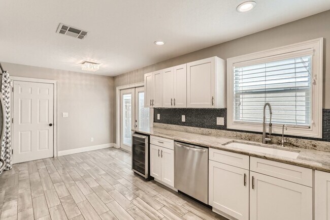 Building Photo - 504 Westborough Ln