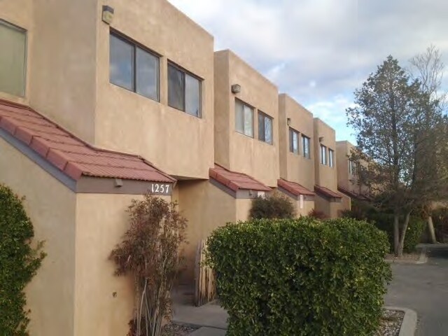 Foto del edificio - Ortiz Place Townhomes