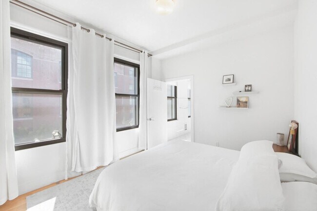Foto del edificio - 519 W 45th St