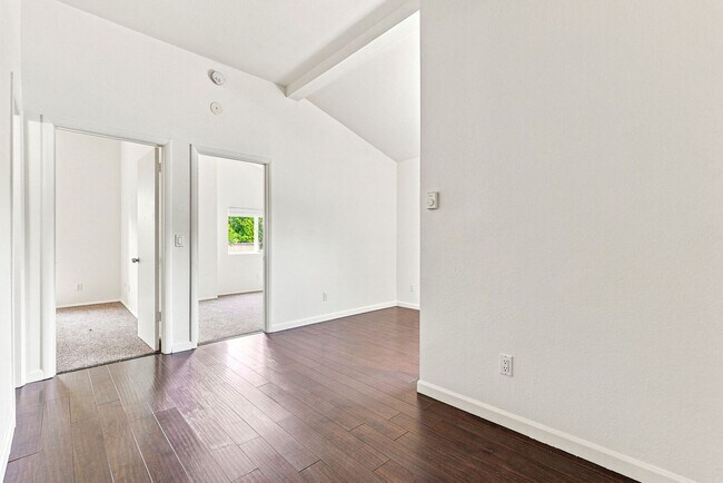 Building Photo - 2 Bed, 1 bath Available!