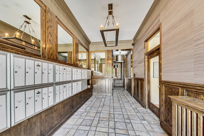 Building Photo - 432 W Belmont Ave