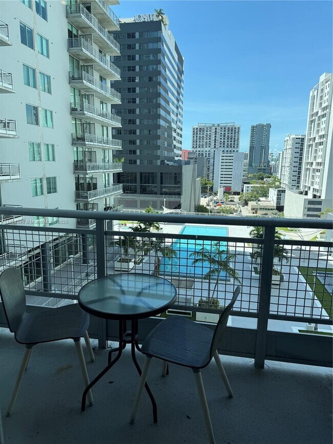 Foto del edificio - 690 SW 1st Ct