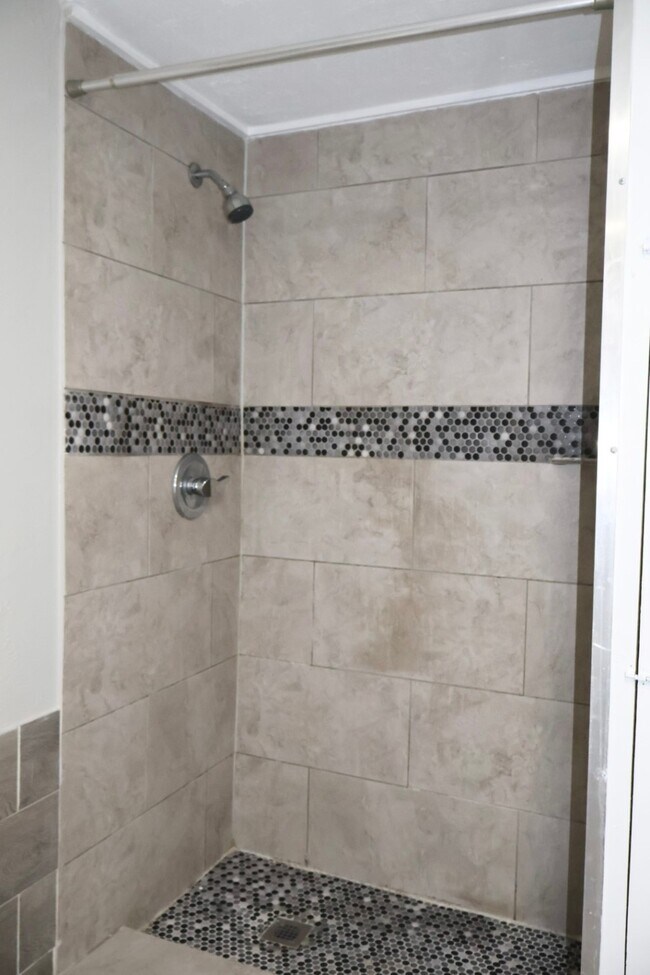 Building Photo - 7515 Bayway Dr
