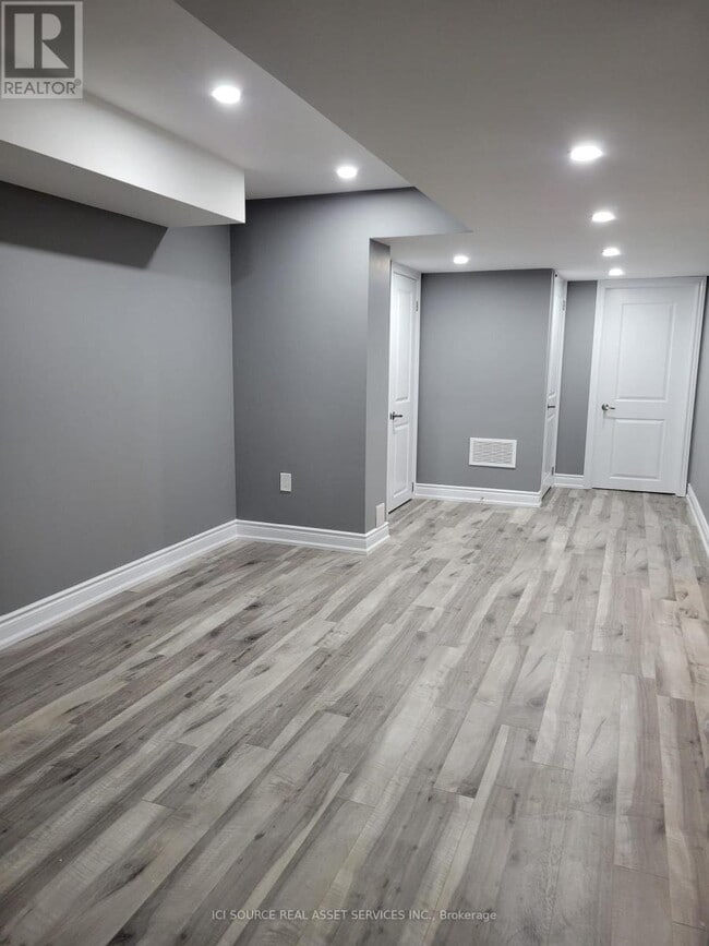 Building Photo - 393 Royal W Dr