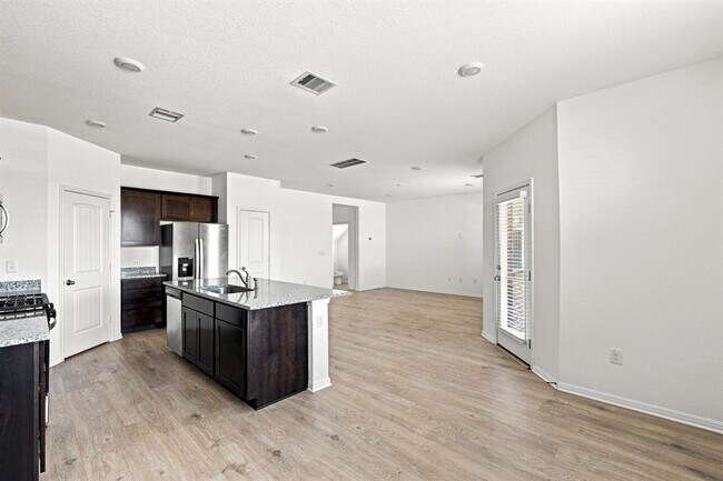 Foto del edificio - 429 Brody Ln