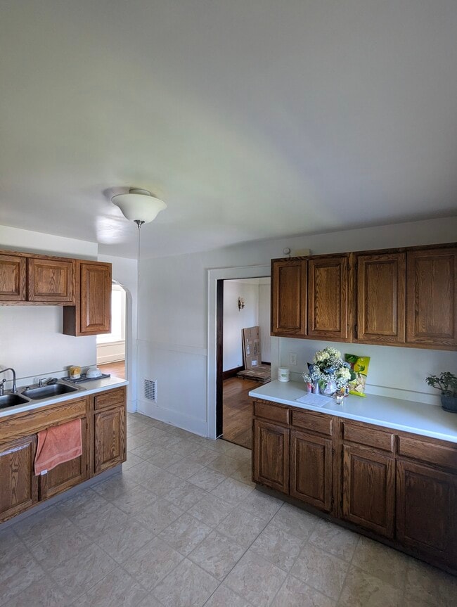 Building Photo - 534 Kenwick Dr