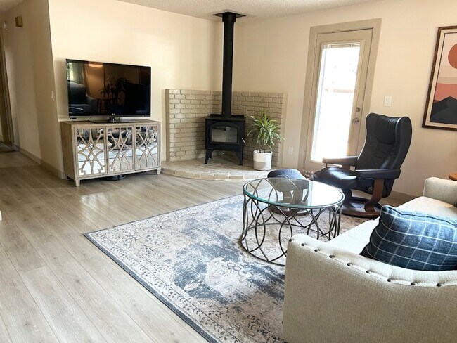 Foto del edificio - Updated home in a desirable SE neighborhood on a large lot