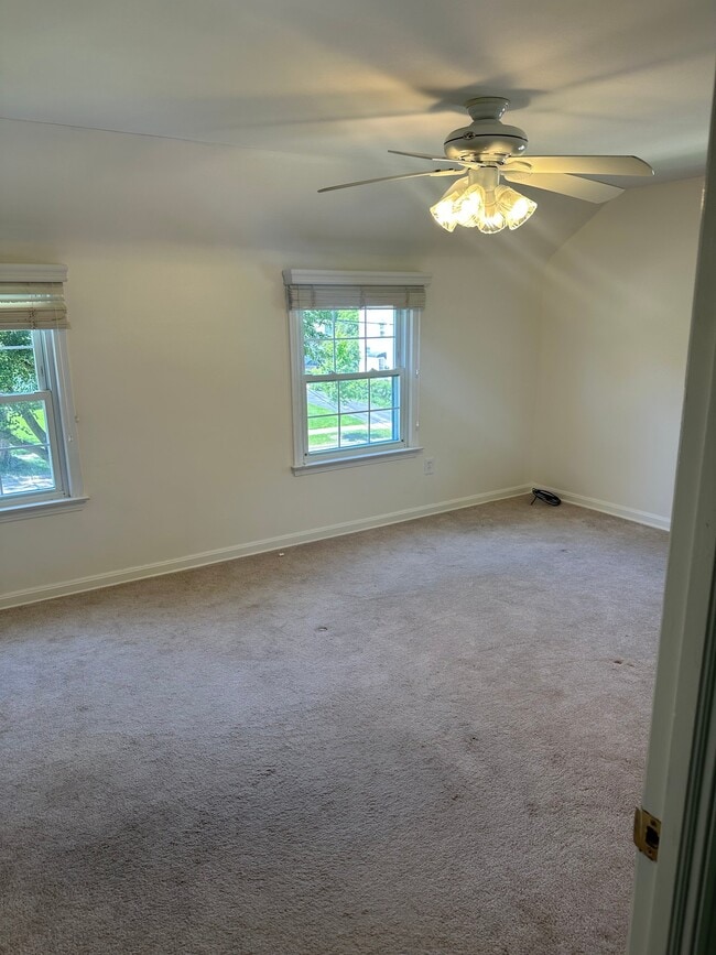 Building Photo - 1547 Commodore Rd