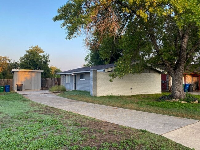 Adorable house on Large LOT 3 Bedroom 2 ba... - Adorable house on Large LOT 3 Bedroom 2 ba...