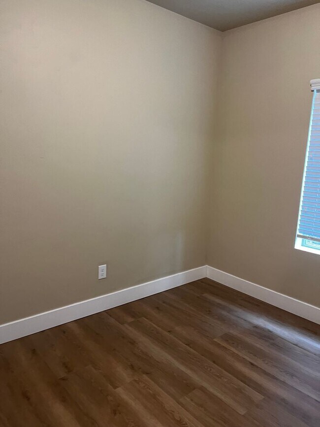 Building Photo - GORGEOUS Downtown Unit!!!