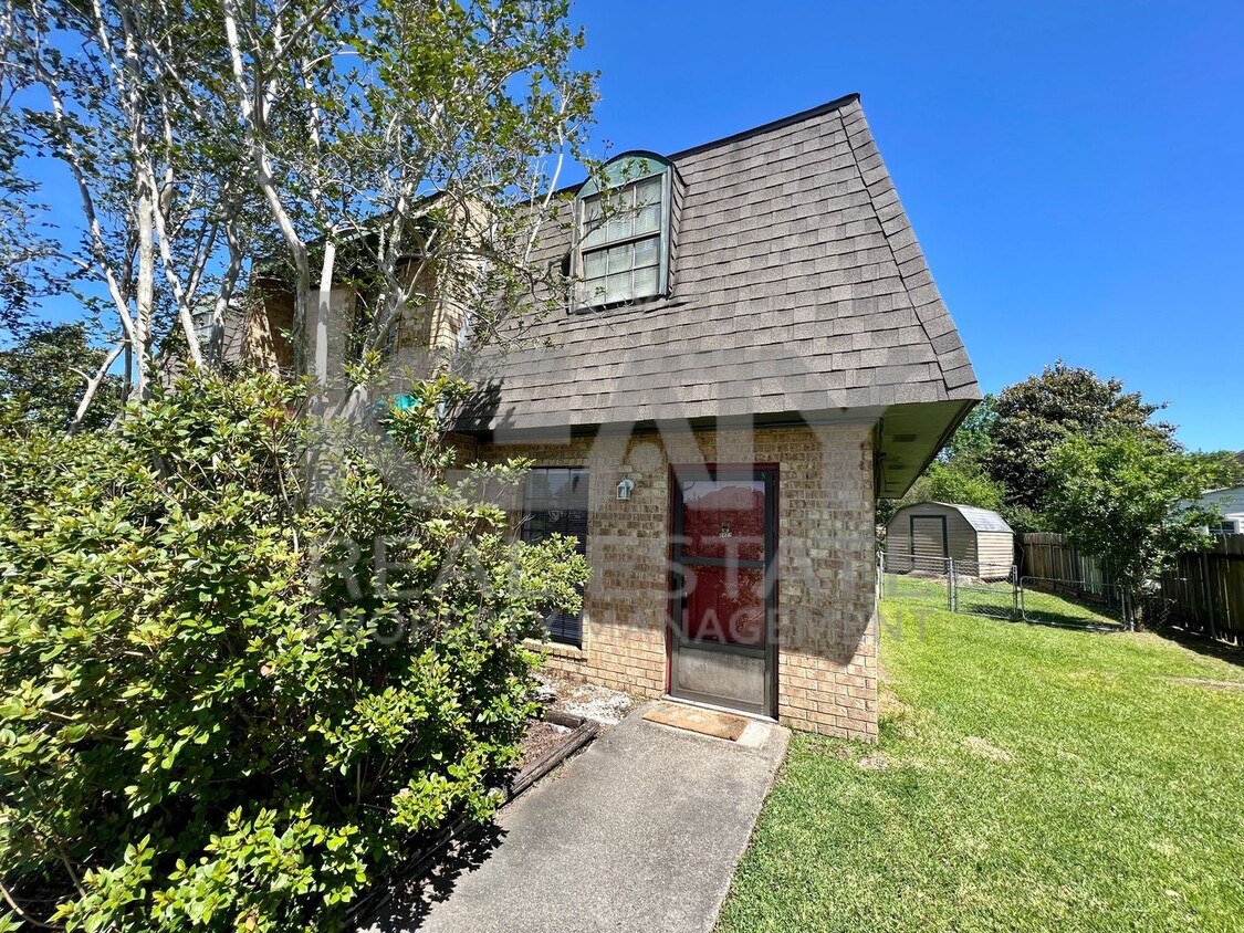 Primary Photo - 2 Bedroom, 1.5 Bathroom Townhouse on Roble...