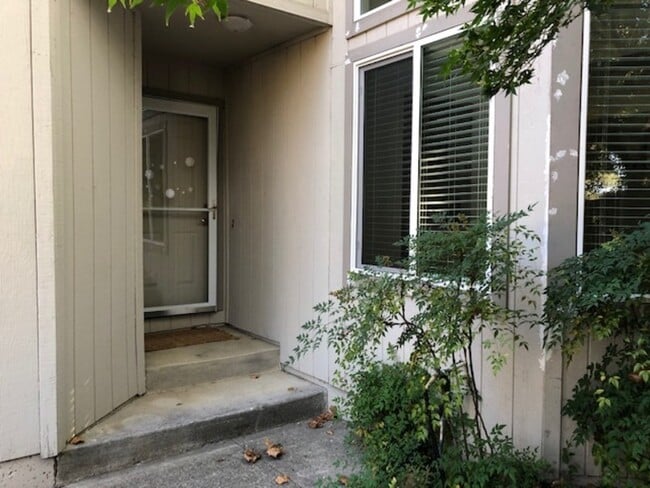 Foto del edificio - 1304 Foothill Dr