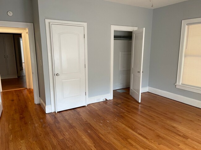 Building Photo - South Highlands Apartment, All Appliances Included