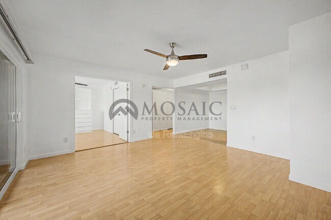 Foto del edificio - 4444 E Paradise Vlg Pkwy S