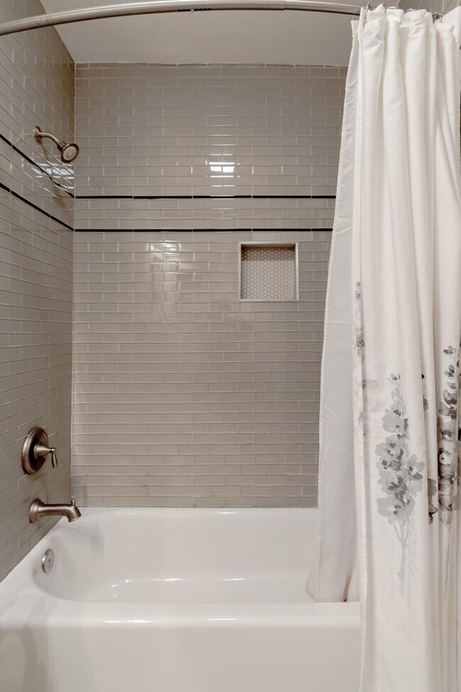Full Bath with vanity and tub - 350 King St