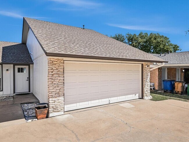 Foto del edificio - 1202 Woodfield Dr