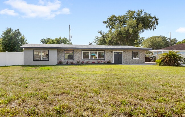 Building Photo - 4604 S Shore Rd