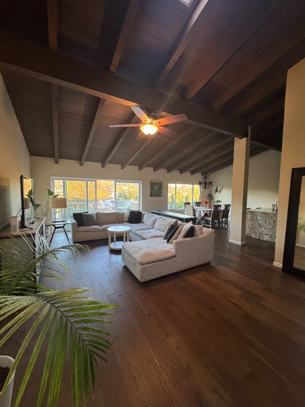 Foto del edificio - 1346 Miraflores Glen