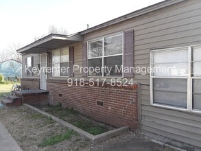 Building Photo - 636 E 49th Pl N