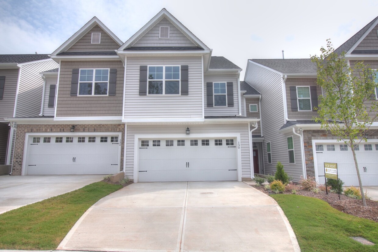 Foto principal - Durham 3 bed 2.5 bath: Available Now (Shor...