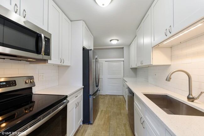 Building Photo - 2424 E Oakton St