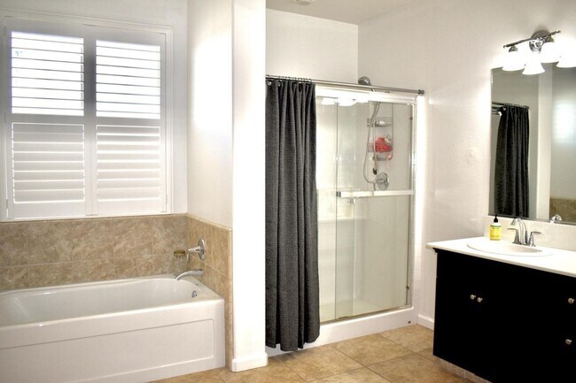 Foto del edificio - Stunning 3-Bedroom, 2.5-Bathroom Home for Rent Near Clovis East